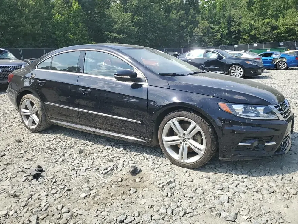 Volkswagen Passat CC черный на площадке салона