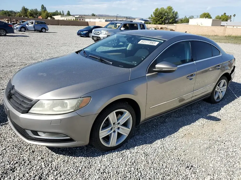 Volkswagen Passat CC цвета мателик на площадке салона